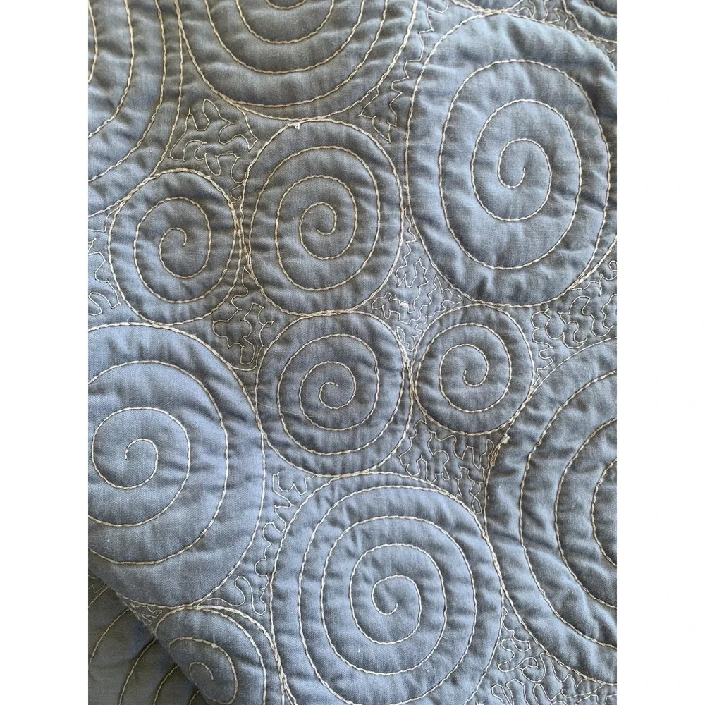 Nicole Miller Reversible Quilted Swirls Coverlet Bed Spread Queen Blue 92